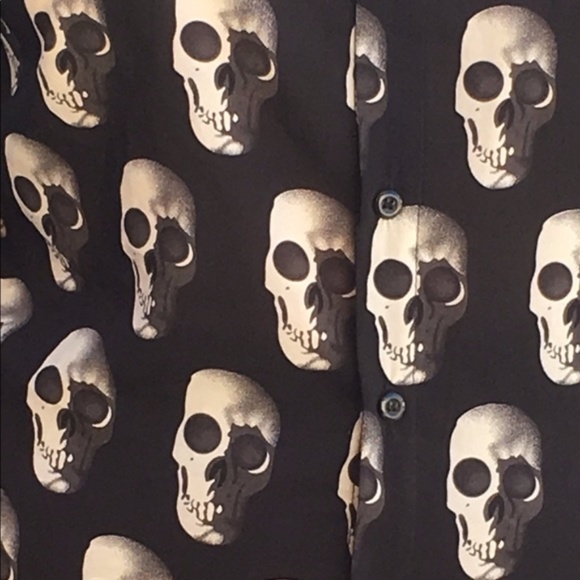 NWOT Black & White 3D Skull Button Up Top - Picture 6 of 6